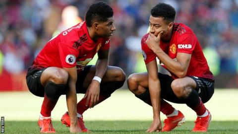 Marcus Rashford and Jesse Lingard crouched down during a Man Utd match