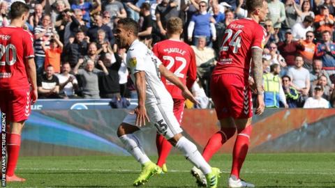 Wayne Routledge celebrates his goal