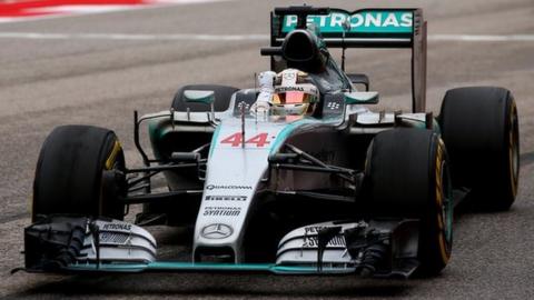 Lewis Hamilton crosses the line to win the 2015 US Grand Prix