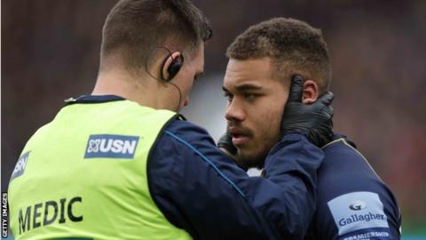 Worcester player Ollie Lawrence is assessed by a club doctor
