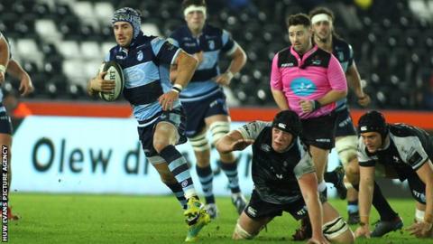 Matthew Morgan breaks for Cardiff Blues