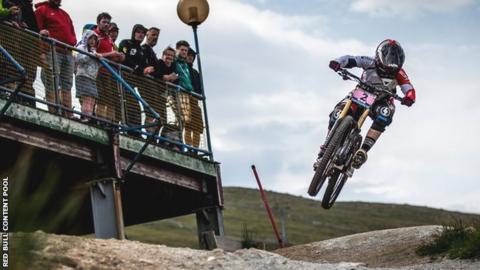 Manon Carpenter in full flight