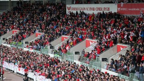 Scarlets crowd