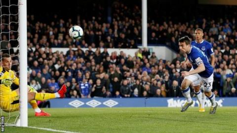 Everton Beat Burnley 2 0 To Maintain Europa League Hopes Bbc Sport