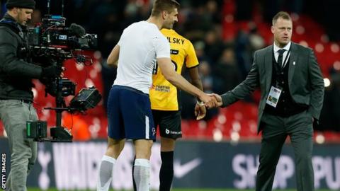 Fernando Llorente shakes hands with Michael Flynn