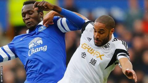 Ashley Williams of Swansea and Everton's Romelu Lukaku