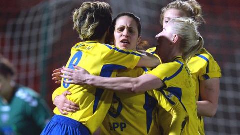 Courtney Sweetman-Kirk (centre)