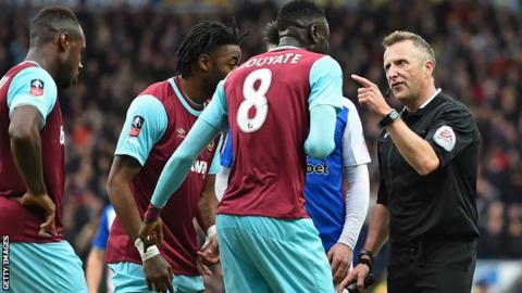 Cheikhou Kouyate being sent off by Jonathan Moss