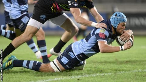 Olly Robinson of Cardff Blues scores a try despite the efforts of Carlo Canna of Zebre