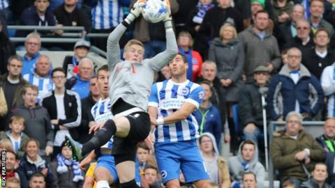 Jordan Pickford takes the ball in ahead of Tomer Hamed