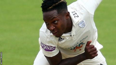 Fidel Edwards bowling for Hampshire
