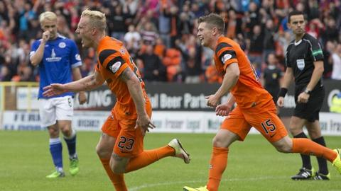 Dundee Utd's Nick Van Der Velden (left)