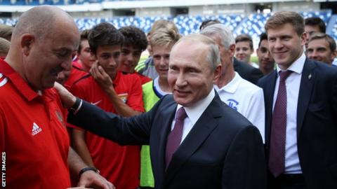 Stanislav Cherchesov being greeted by Russian president Vladimir Putin