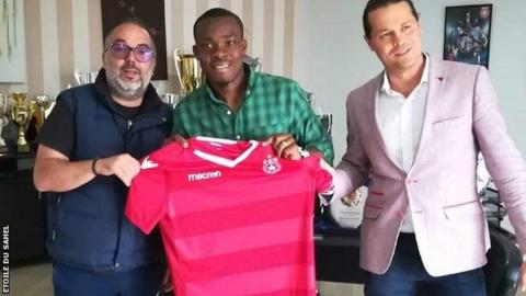 Souleymane Coulibaly (centre) with club officials from from Etoile du Sahel