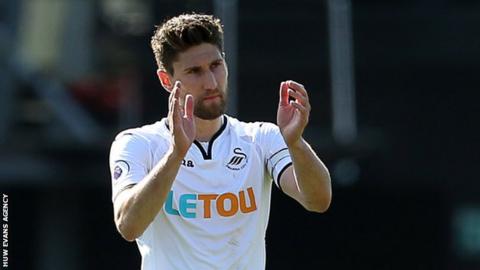 Federico Fernandez applauds Swansea fans