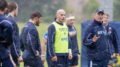 Vern Cotter addresses the Scotland players in training