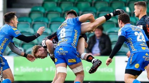 Taine Basham tackles Gareth Simpson