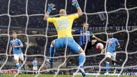 Mauro Icardi scores past Napoli goalkeeper Pepe Reina