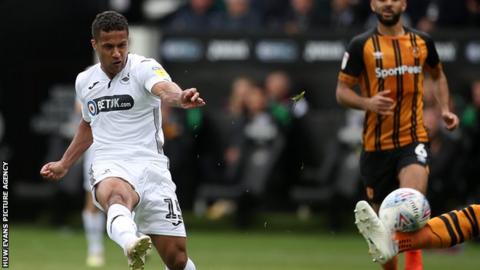 Wayne Routledge in action against Hull City