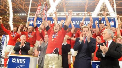 Captain Ryan Jones celebrates the 2008 Grand Slam with his team-mates