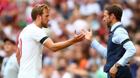 Gareth Southgate congratulates Harry Kane