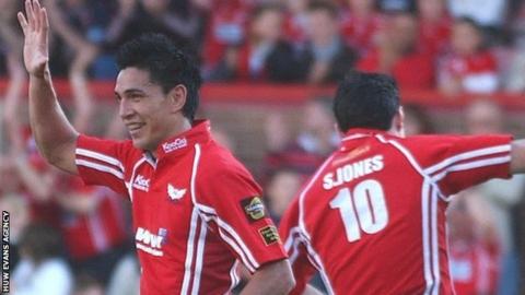 Regan King and Stephen Jones celebrate against Leinster in 2006