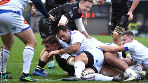 Dragons number eight Taine Basham stretches for his second try against Castres