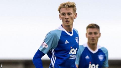 League Two Peterhead Cut Montrose Lead At Top Of The Table Bbc