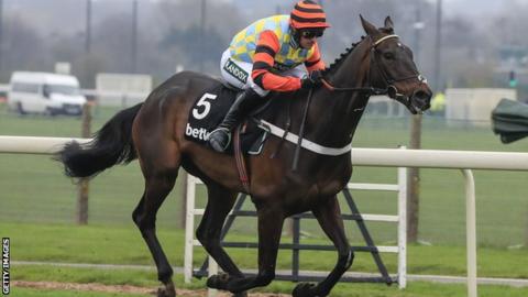 Might Bite running, with jockey Nico de Boinville on board