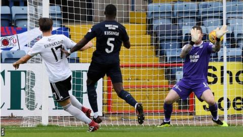 Shankland scores the opener against Dundee