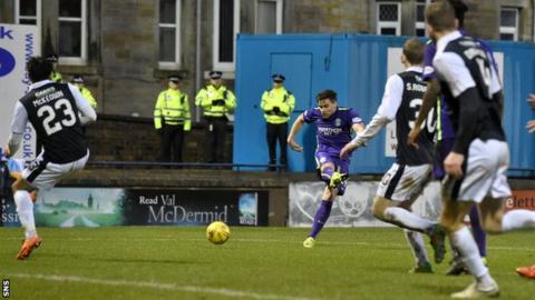 Darren McGregor scores for Hibernian against Raith Rovers