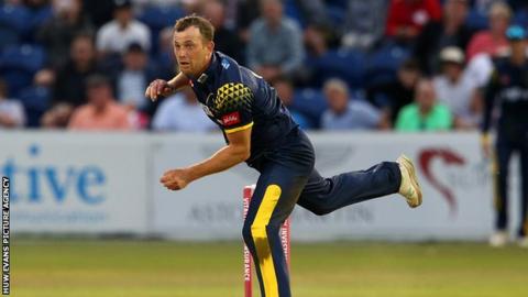 Vitality Blast - Graham Wagg of Glamorgan bowling