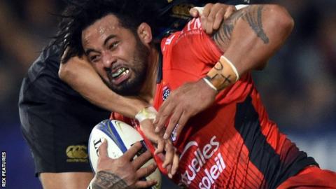 Samu Manoa is tackled