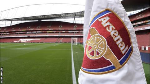 Arsenal badge on corner flag