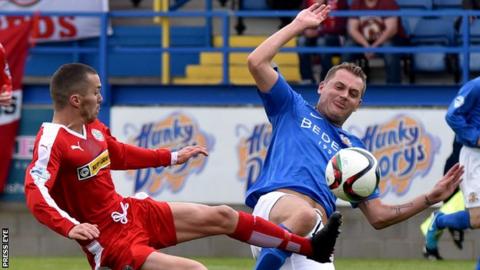 Martin Donnelly challenges Ciaran Caldwell during a game between Cliftonville and Glenavon in 2015