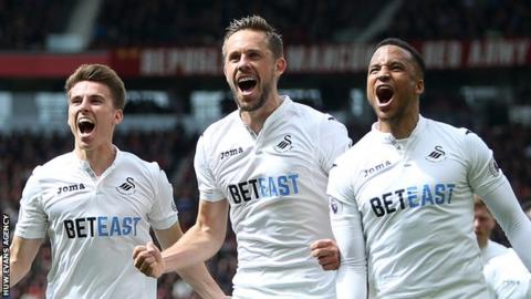 Gylfi Sigurdsson celebrates his goal against Manchester United