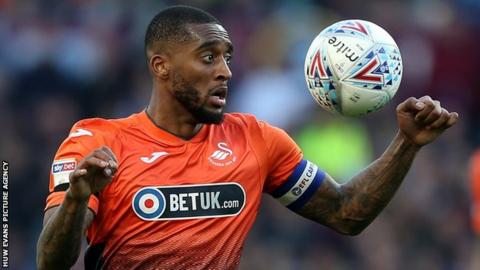 Leroy Fer juggles the ball in a match for Swansea City
