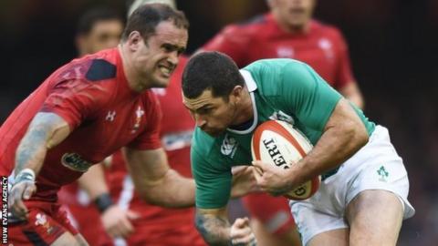 Jamie Roberts moves in to tackle Rob Kearney in the 2015 Six Nations