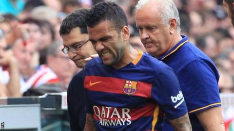 Dani Alves (centre)