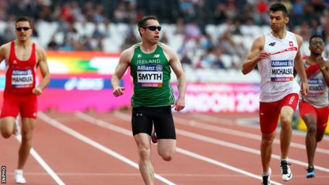 Jason Smyth cruises to a T13 200m heat victory in the London Stadium on Monday night