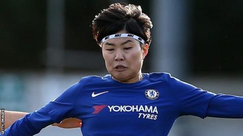 Ji So Yun uses her arm to hold off a challenge
