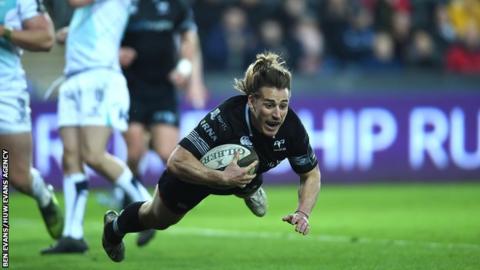 Jeff Hassler diving over for a try
