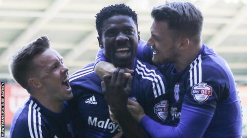 Bruno Ecuele Manga (centre)