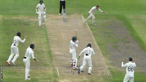 Dom Bess bowls Rassie van der Dussen