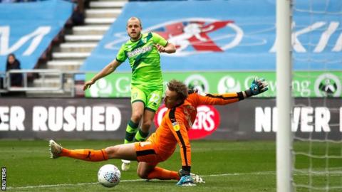 Teemu Pukki scores
