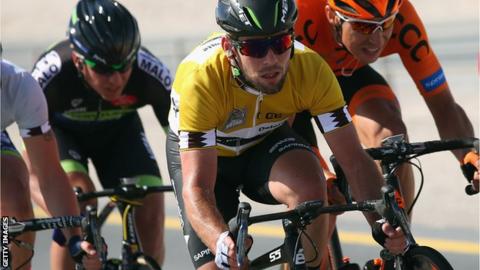 Mark Cavendish (centre)