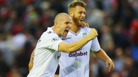 Philippe Senderos (left)