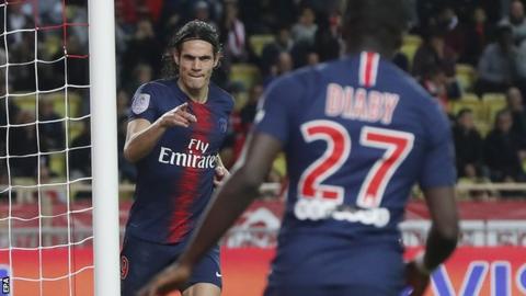 Edinson Cavani celebrates scoring against Monaco