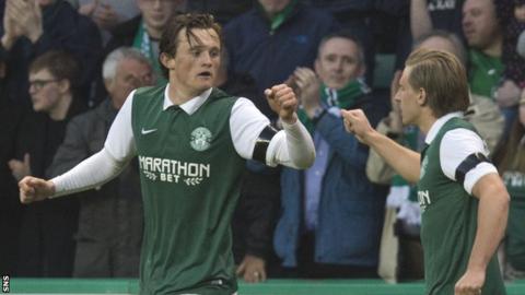 Hibs goalscorer Liam Henderson (left) celebrates with Jason Cummings