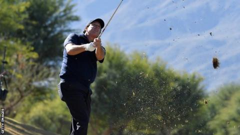 Mickelson shoots 68 to take 2-shot lead into weekend